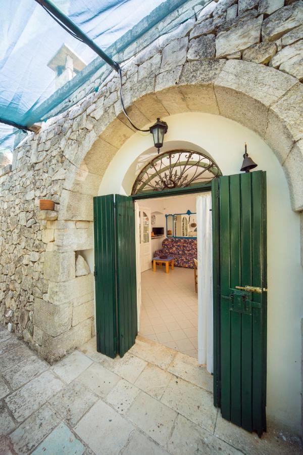 Trulli Girasoli E Viole Cocolicchio Exteriör bild