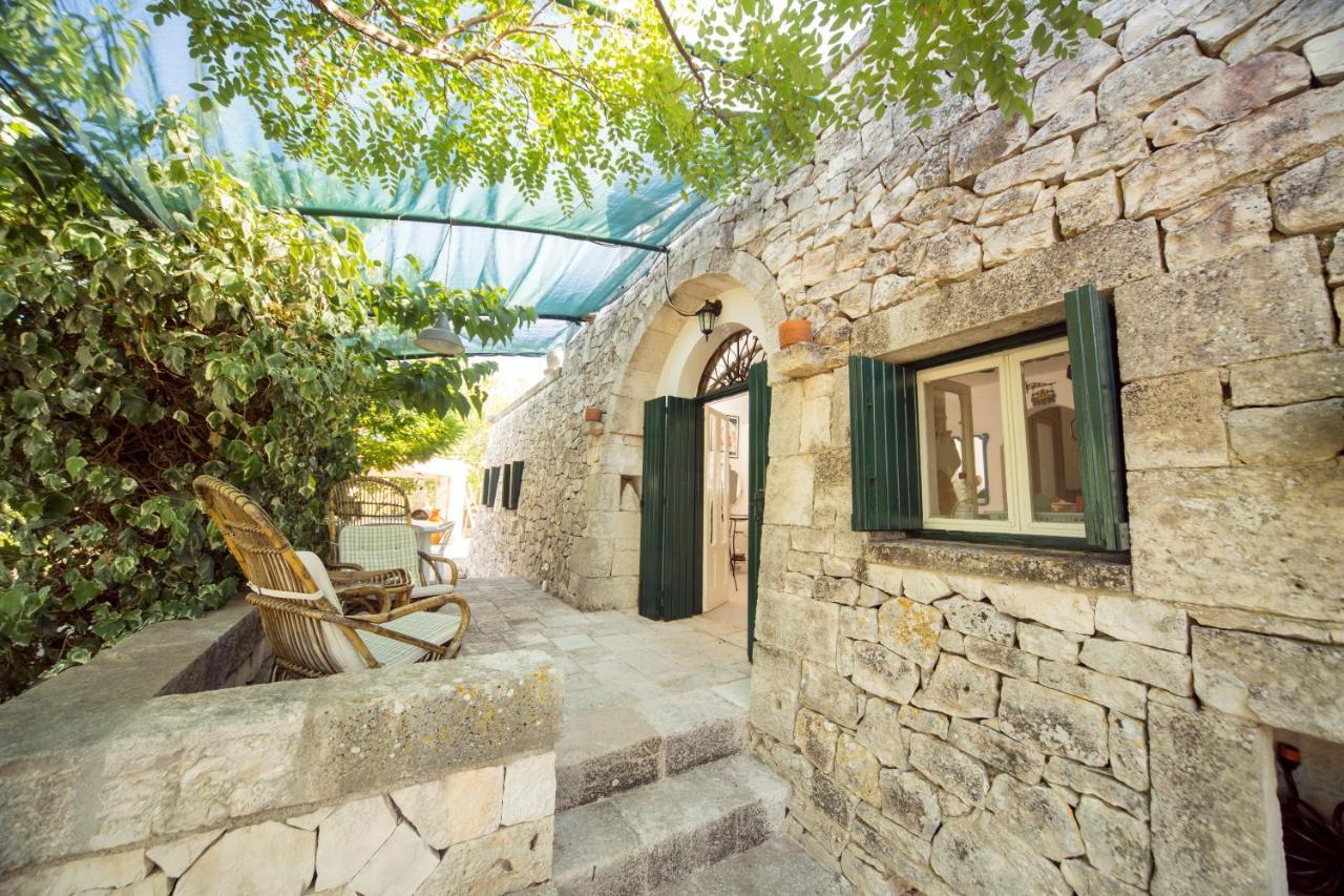 Trulli Girasoli E Viole Cocolicchio Exteriör bild